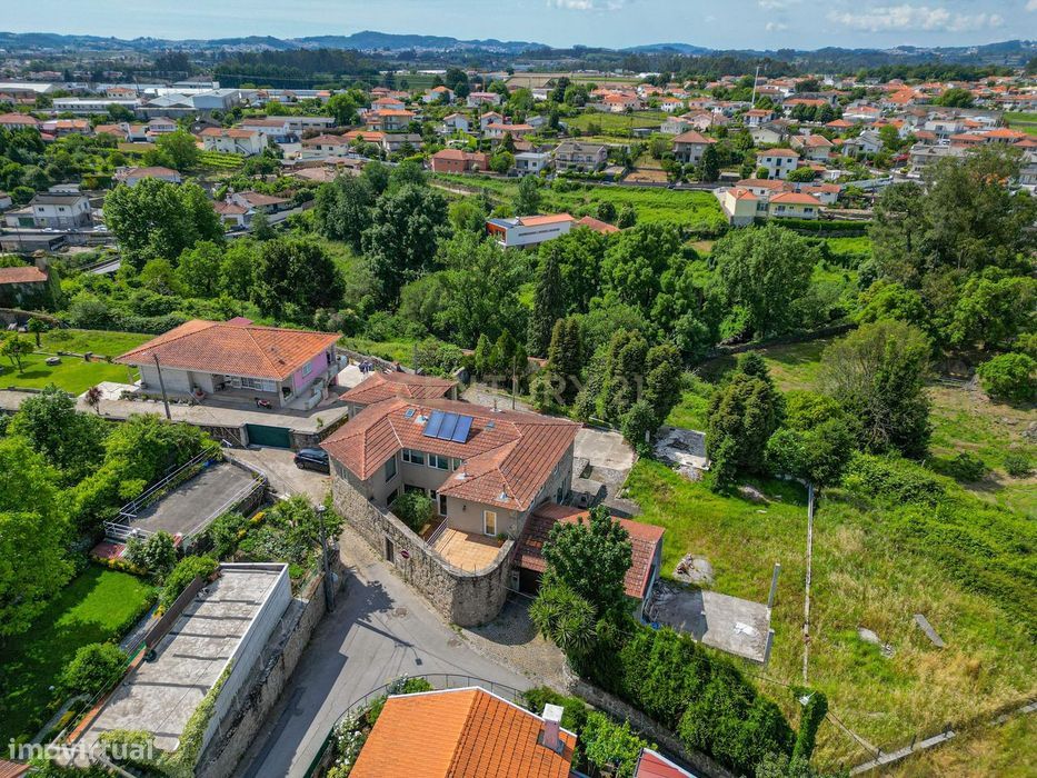 T5 with 3 Suites and Land Adjacent to a River | Nature, Space, and Comfort
