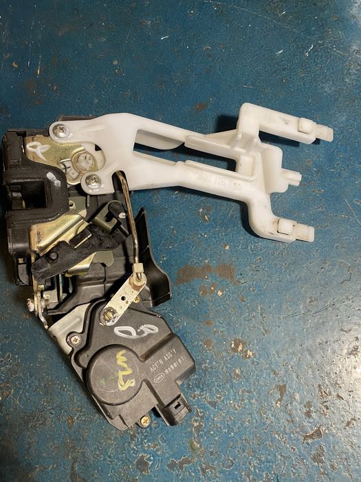 Замок левой задней двери Hyndai Santa fe 2001-2006