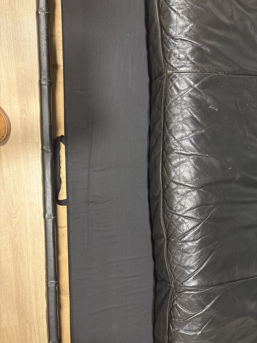 Sofa em pele preta