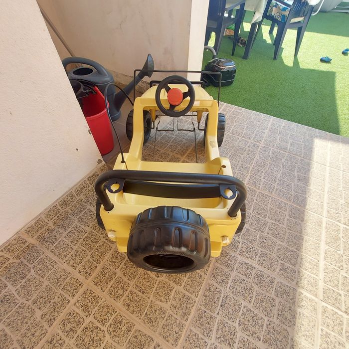 Jeep para criança a pedais