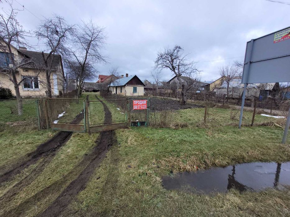Дерев'яний будинок та земельна ділянка 14 сот. м. Кам'янка-Бузька
