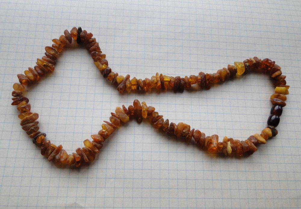 Бусы      янтарь.