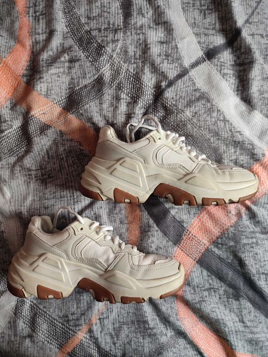 Кросівки жіночі Bershka