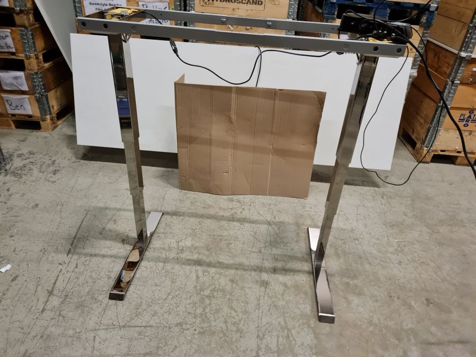 Chromowane biurko regulowane elektrycznie