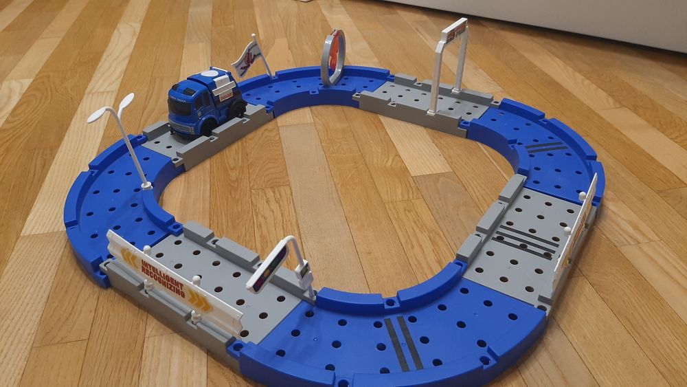 Дорога, трек з машинкою, яка їздить.