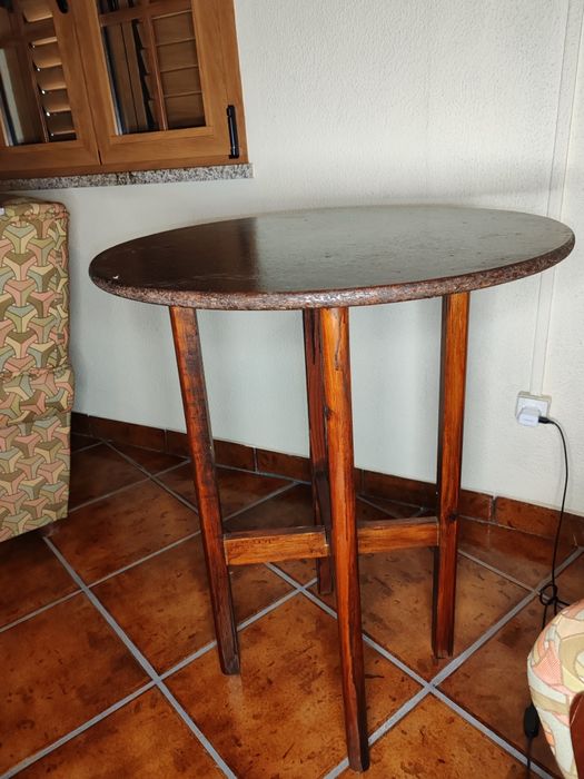 Mesa em madeira de apoio, decoração