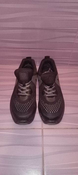 Продам кросівки з металевим носком