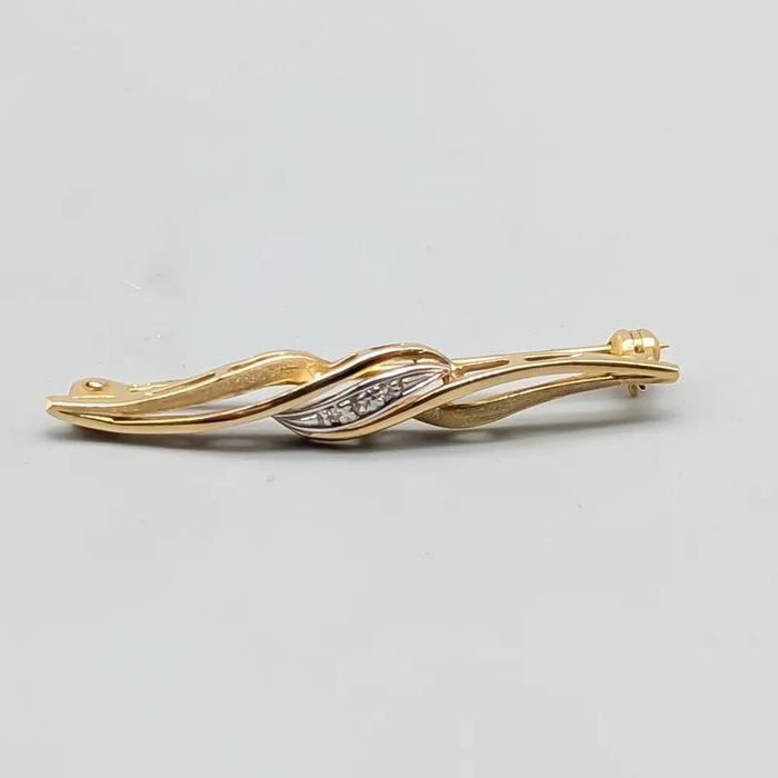 Broche de diamantes em ouro 18 quilates; 2.25 gramas; 30mm