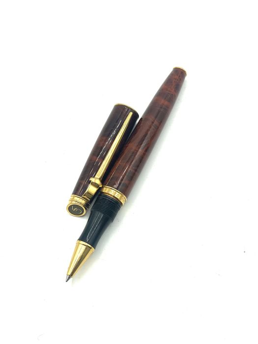 Caneta esferografica caran d’Ache LeMan marron, banhada a ouro suiça