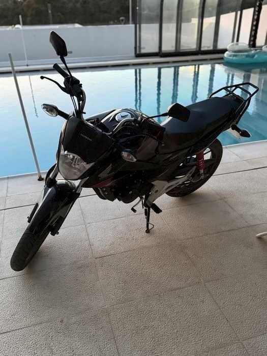 Honda CB125F de 2020 com apenas 2500km