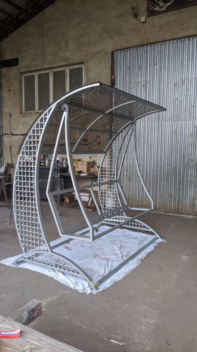 Гойдалка садова. Гойдалка кована. Качеля дитячий майданчик