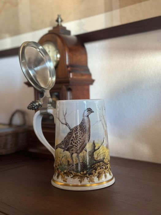 Caneca com motivos de caça bastante grande