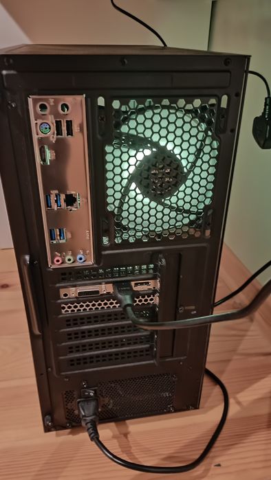 Ігровий ком'ютер з монітором