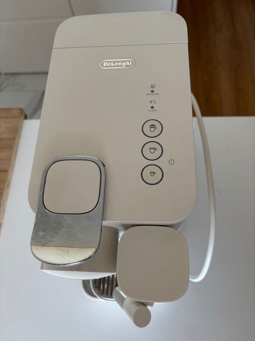 Máquina de café NESPRESSO Latissima