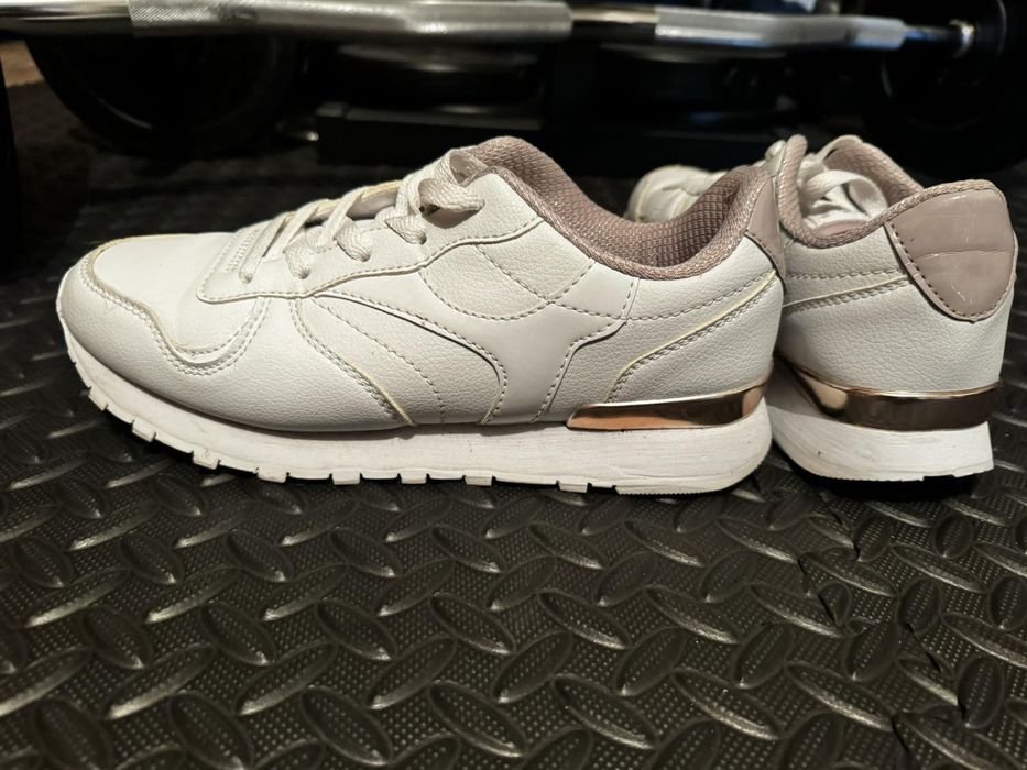 Женские кроссовки