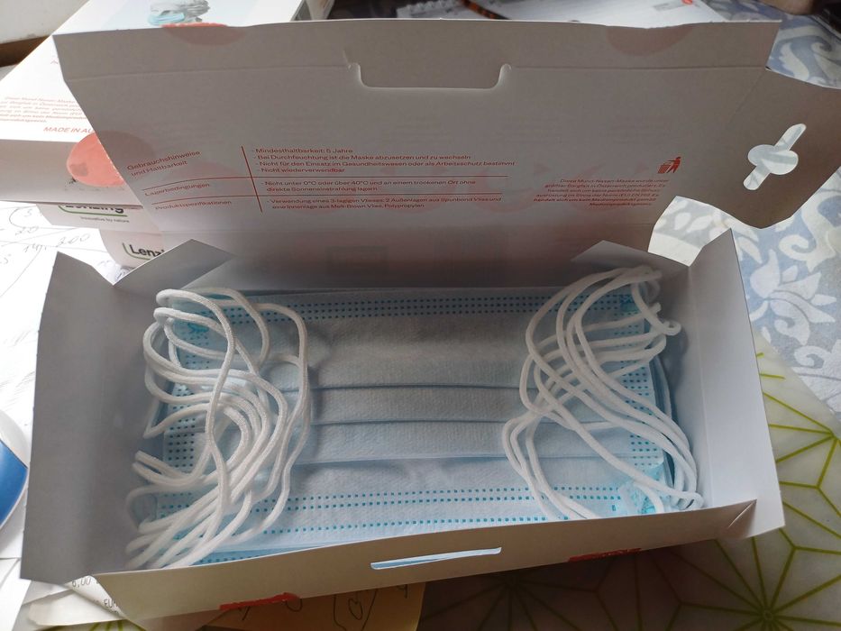 Захисні маски для дихання.