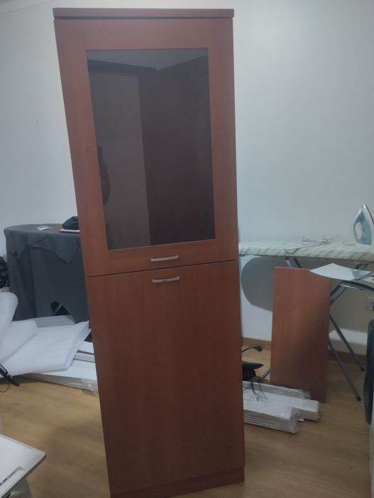 Móvel de sala com porta de vidro