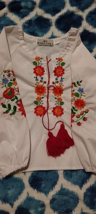 Продам  вишиванку на дівчинку