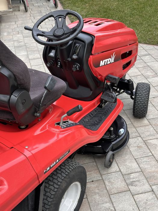 Трактор газонокосарка MTD JE 135 A