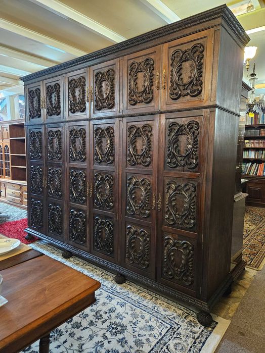 Enormíssimo roupeiro antigo em madeira maciça trabalhada - óptim