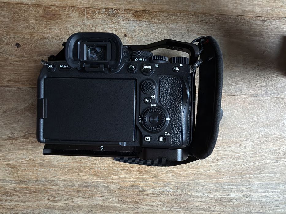 Sony A7 IV + SmallRig + 2 baterie – Full Frame