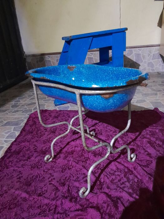 Antigo bidé azul esmaltado