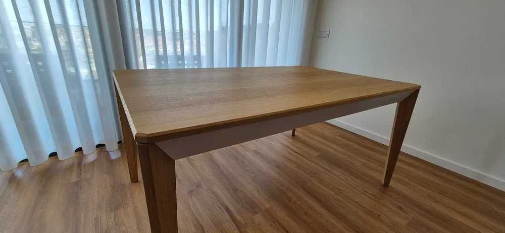 Mesa de jantar com face lacada