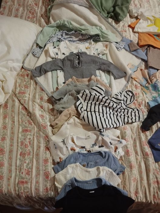 Roupa de bebê dos 3 aos 9 meses .