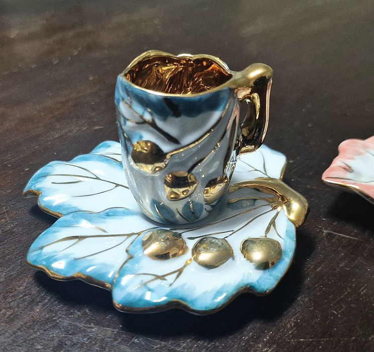Chávenas miniaturas com interior dourado