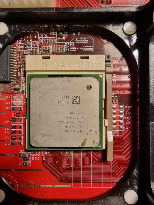 Intel Celeron 2.53 GHz, Radeon 9200