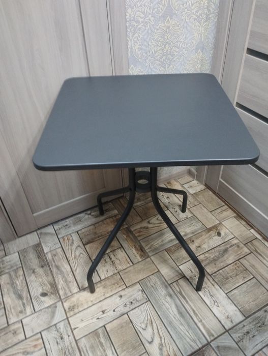 Великі столи, різні