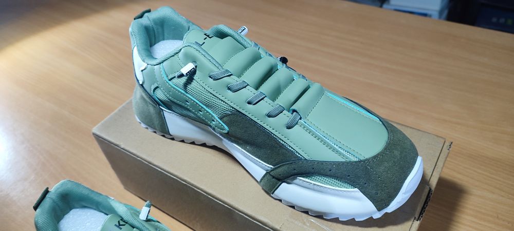 Sapatilhas de Homem. N. 43. Novas.