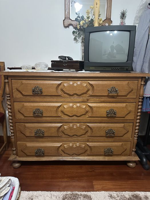 Quarto completo em madeira maciça de castanho