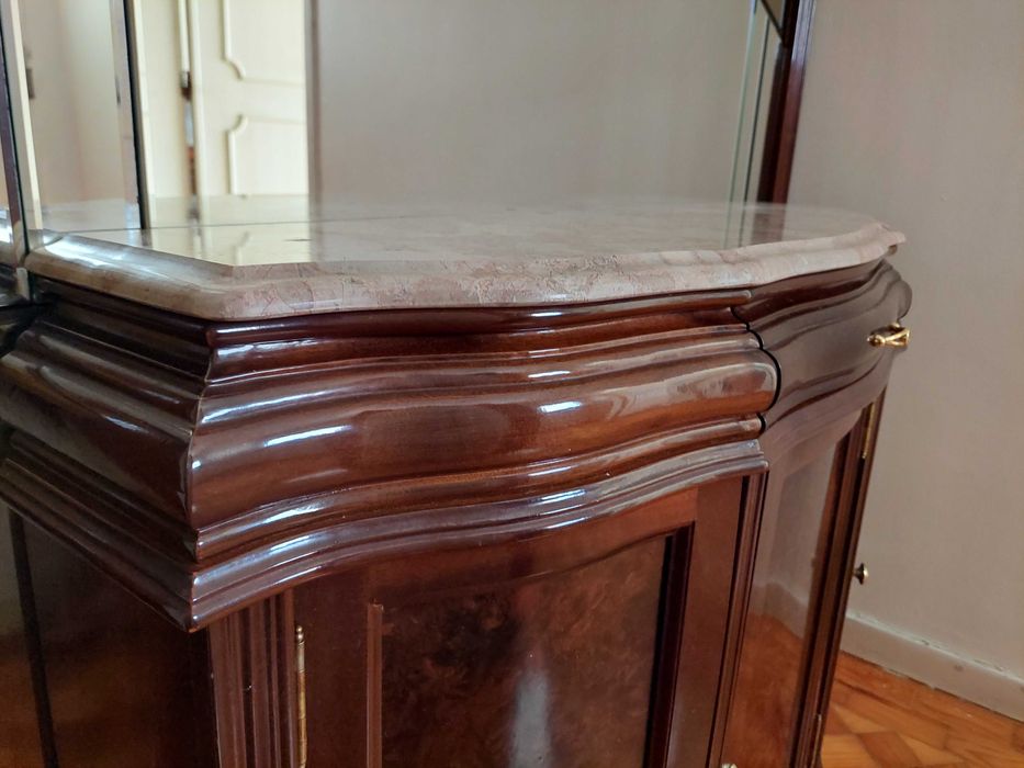 Aparador com espelho