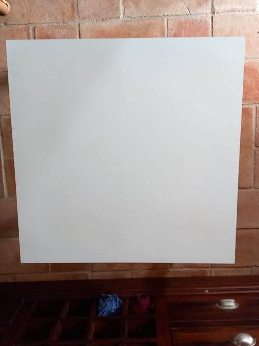 Mesas brancas pequeninas