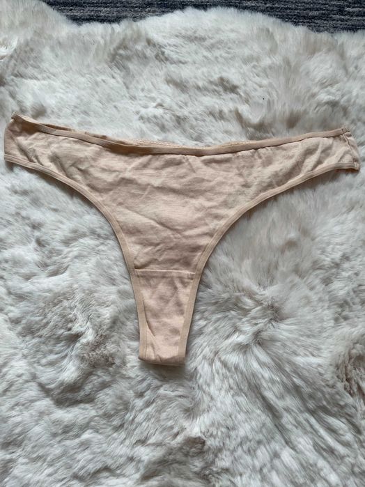 Beżowe stringi XL