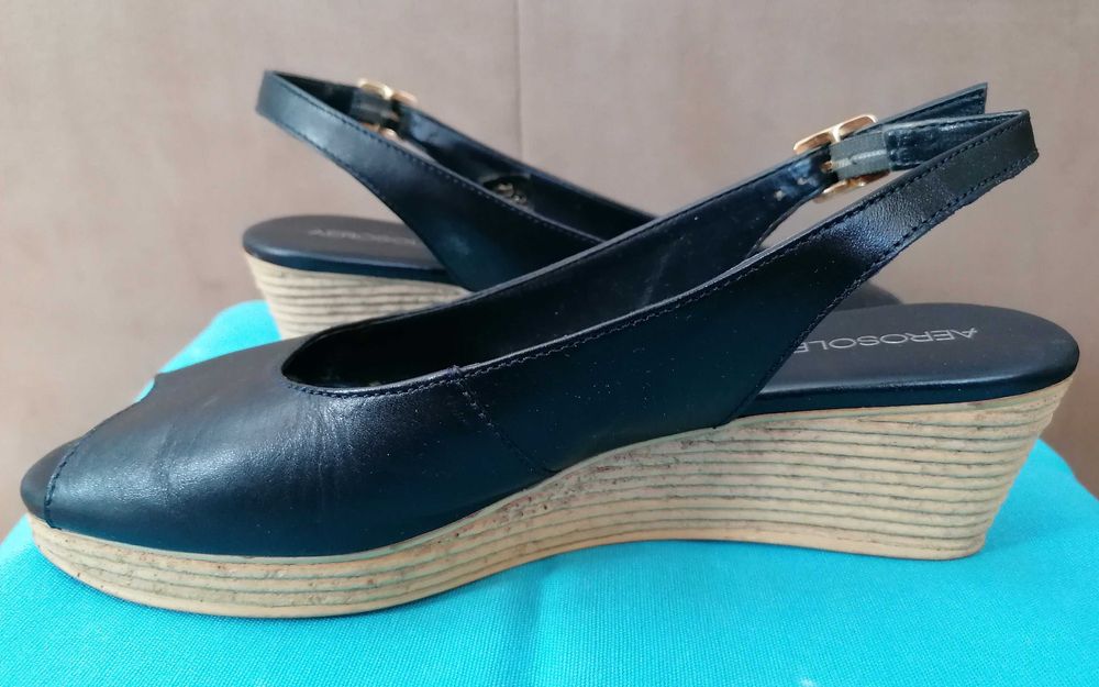 Sapatos abertos, salto em cunha, para senhora