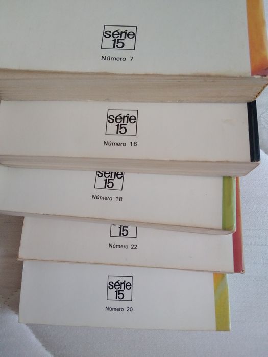 Alguns livros da coleção Série 15 Verbo ou Safari - Aventura