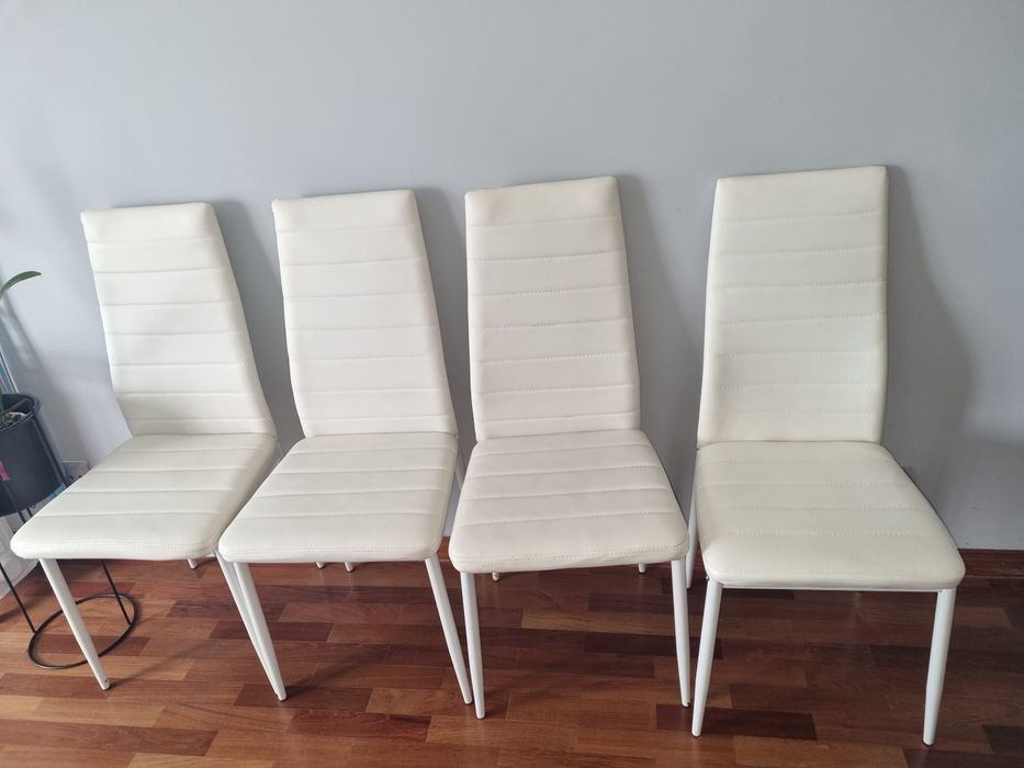 Cadeiras brancas mesa sala
