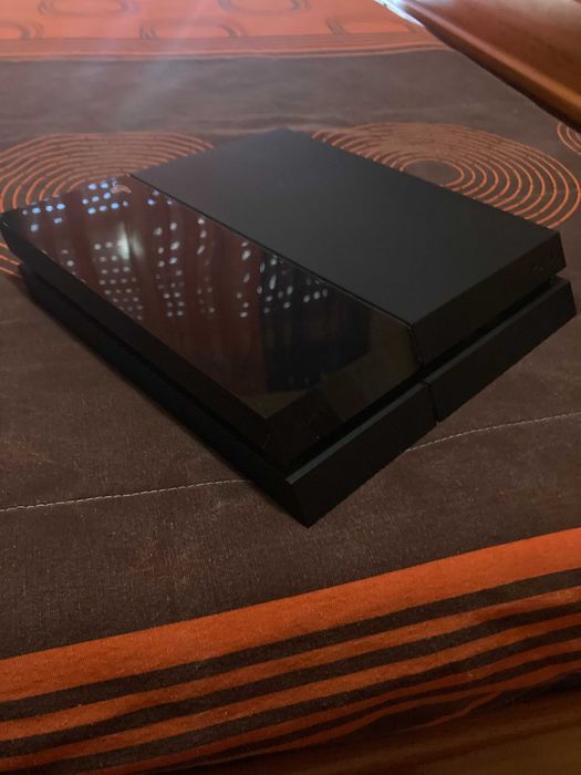 Playstation 4 com comando incluído