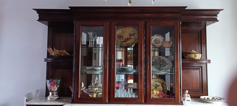 Cristaleira clássica de sala de jantar