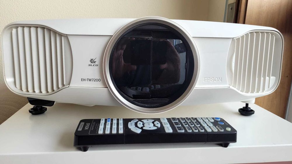 Projetor Epson Cinema EH-TW7200 (pouco uso- deslocamento de lente H/V) Verdadeiro Cinema em Casa