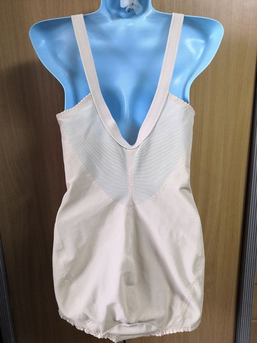 Коригуюче утягуюче боді бренда Triumph. На бірці вказано 80/36.
Заміри