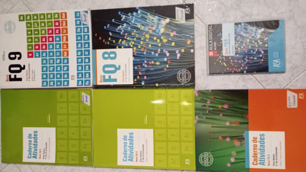 Livros / manuais / cadernos de atividades escolares