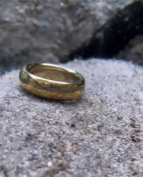 Кольцо Всевластия с люминесцентной гравировкой на языке мордора