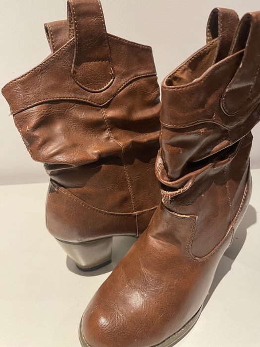 BOTAS tamanho 37, com salto