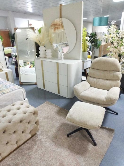 Sofa chaise com baú elevatório + 2 puffs NOVO
