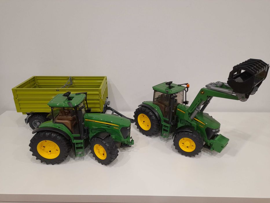 Zestaw Bruder duży Traktor John Deer z ładowaczem + przyczepa Fliegl