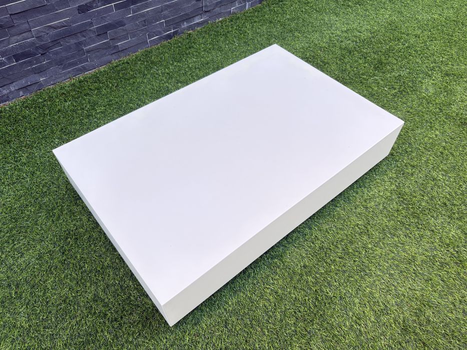 Mesa de centro lacada a branco com gaveta oculta estofada