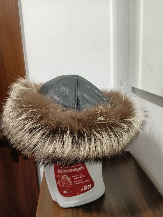 Toczek piękny długi włos srebrny